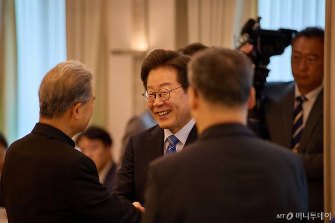 (서울=뉴스1) 허경 기자 = 이재명 대통령이 9일 서울 용산 대통령실에서 열린 종교 지도자 초청 오찬 간담회에서 참석자들과 인사하고 있다. (대통령실 제공. 재판매 및 DB 금지) 2025.7.9/뉴스1 Copyright (C) 뉴스1. All rights reserved. 무단 전재 및 재배포, AI학습 이용 금지. /사진=(서울=뉴스1) 허경 기자