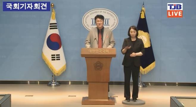 김정철 개혁신당 법률자문위원장이 9일 서울 여의도 국회 소통관애서 최고위원선거 출마 선언을 하는 모습. /사진=TJB NEWS 유튜브 채널 캡처.