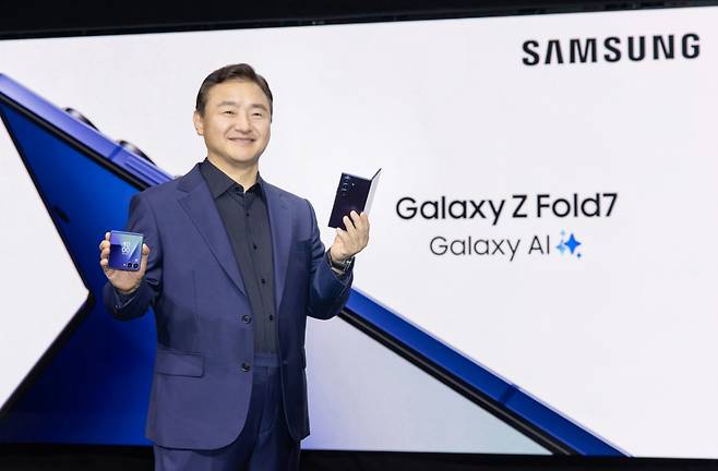 노태문 삼성전자 DX부문장 직무대행이 9일(현지시간) 미국 뉴욕 브루클린에서 열린 '갤럭시 언팩 2025'에서 신작 폴더블폰 '갤럭시Z 폴드7·플립7'을 공개했다. /사진=삼성전자