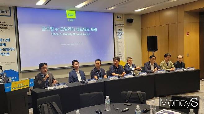 제주신화월드 한라룸에서 8일 열린 '글로벌 e모빌리티 네트워크 포럼'의 패널 토론 참석자들이 미래 전기차 안전에 대해 다양한 의견을 나눴다. /사진=김창성 기자