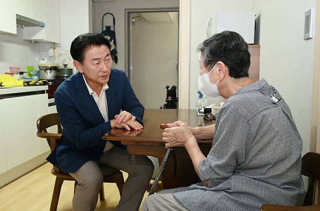 김동근 의정부시장이 녹거노인을 찾아 안부를 묻고 있다. /사진제공=의정부시