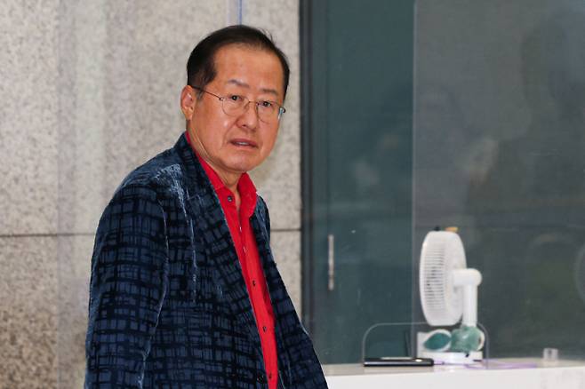 홍준표 전 대구 시장이 국민의힘을 겨냥해 '자업자득'이라고 지적했다. 사진은 정계 은퇴를 선언하고 하와이에 체류했던 홍준표 전 대구시장이 인천국제공항을 통해 귀국하는 모습. /사진=뉴시스