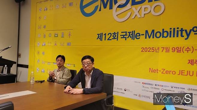 최영석(왼쪽) 원주한라대 미래모빌리티공학과 교수, 이광범 법무법인 세종 고문이 9일 제주 신화월드에서 개막한 '제12회 국제 e모빌리티엑스포'(IEVE 2025)에서 취재진과 만나 전기차시대 전환기에 보급정책에서 상업화 전략으로 나아가야 한다고 진단했다. /사진=김창성 기자