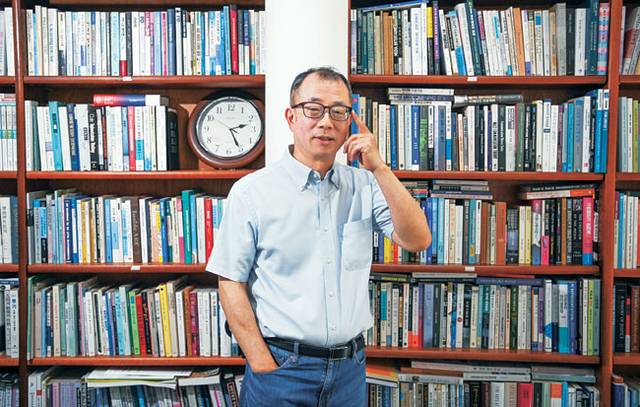 윤석민 서울대 언론정보학과 교수가 6월 4일 서울 관악구 서울대 IBK커뮤니케이션센터 연구실에서 한국 언론의 위기와 혁신 방안에 대해 설명하고 있다.  백동현 기자