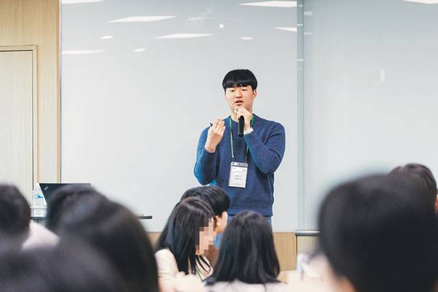 지난 3월 경기 부천시 가톨릭대에서 열린 행사에서 정윤서 초록우산 후원자가 봉사활동 아이디어를 제안하는 모습.  초록우산 제공