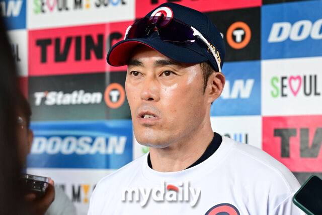 1일 서울 잠실야구장에서 열린 '2025 신한 SOL BANK KBO리그' 삼성 라이온즈와 두산 베어스 경기. 두산 조성환 감독 대행이 경기 전 인터뷰를 하고 있다./마이데일리