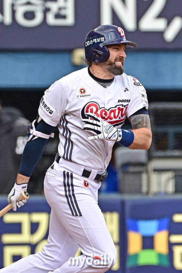 1일 서울 잠실야구장에서 열린 '2025 신한 SOL BANK KBO리그' 삼성 라이온즈와 두산 베어스 경기. 두산 케이브가 1회말 1사 1루에서 병살타를 치고 있다./마이데일리