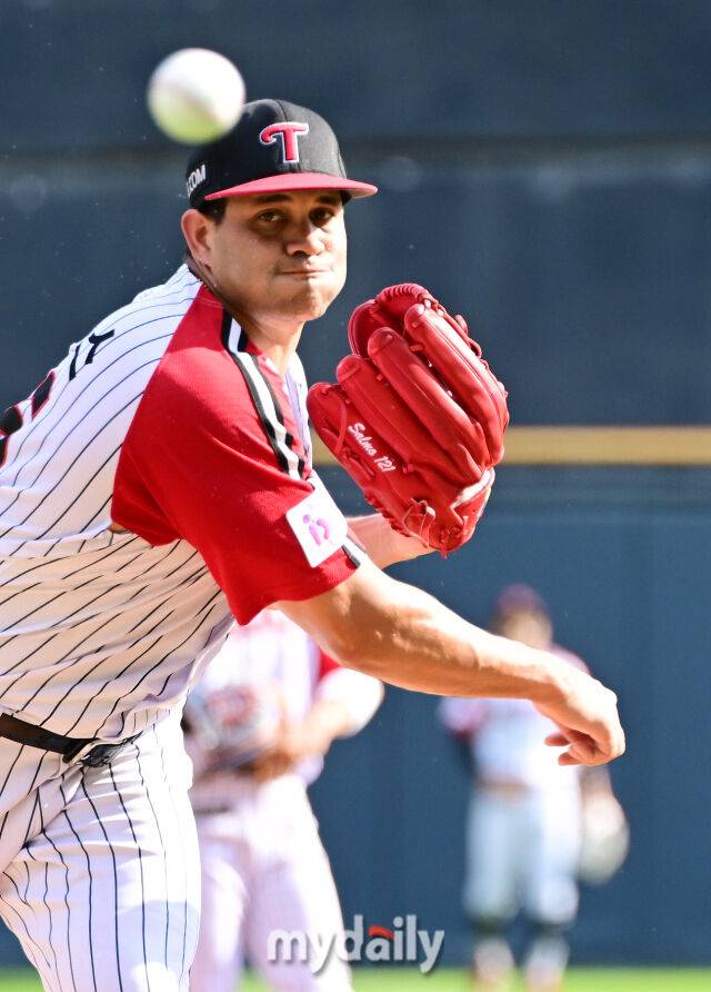 29일 오후 서울 잠실야구장에서 진행된 '2025 프로야구 KBO리그' KIA-LG의 경기.LG 선발 치리노스가 역투를 펼치고 있다./마이데일리