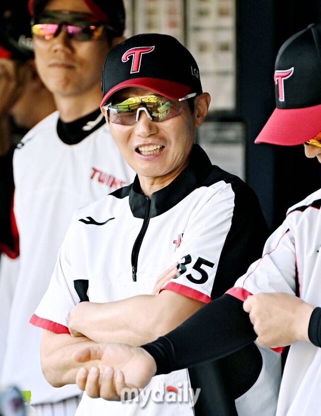 22일 오후 서울 잠실야구장에서 진행된 '2025 프로야구 KBO리그' LG트윈스와 두산베어스의 경기.LG 염경엽 감독이 미소를 짓고 있다./마이데일리
