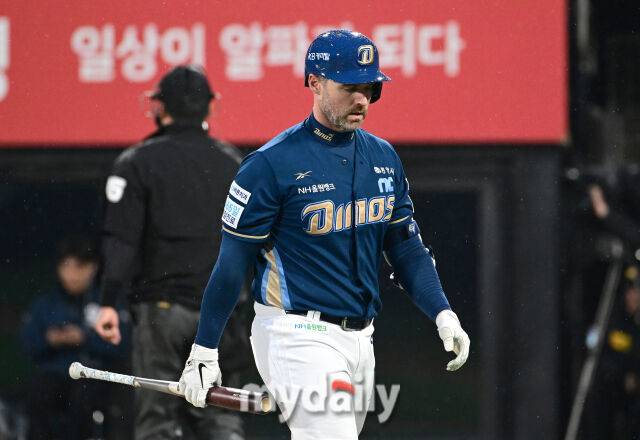 2025년 4월 9일 오후 경기도 수원KT위즈파크에서 진행된 '2025 신한 SOL뱅크 KBO 리그' NC 다이노스와 KT 위즈의 경기.NC 데이비슨이 1회초 2사 1루서 삼진을 당한 뒤 아쉬워하고 있다./마이데일리