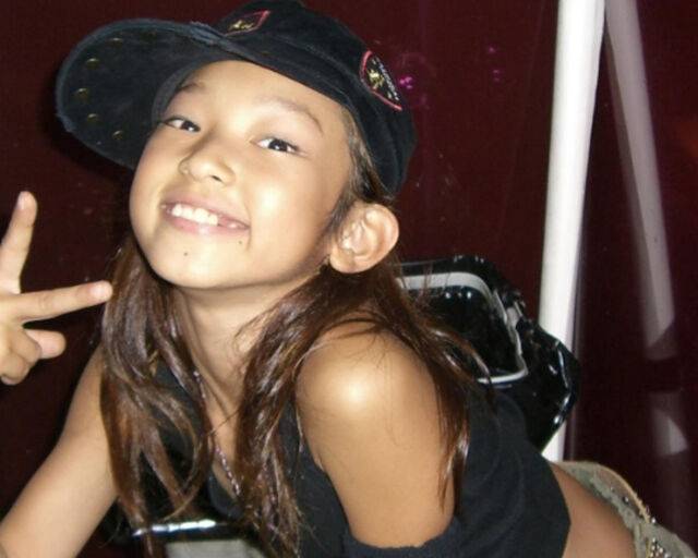 쿄카는 어린 시절 지금과 같이 장난스러운 표정이 드러나 눈길을 끌고 있다. / 온라인 커뮤니티 캡처