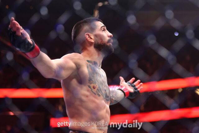 토푸리아가 올리베이라를 꺾은 후 환호하고 있다. /게티이미지코리아