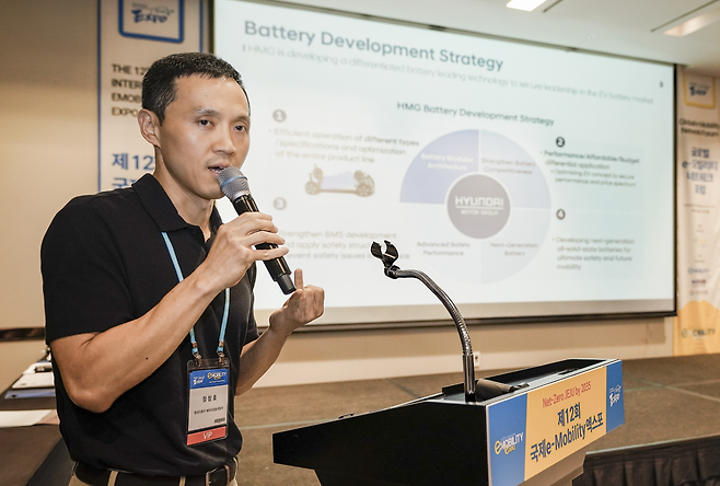 정창호 현대차 기아 기술연구소 배터리성능개발실장이 8일 열린 글로벌 e-모빌리티 네트워크 포럼에서 연사로 나선 모습 [한국자동차기자협회 제공]
