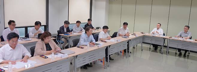 권대영(앞줄 왼쪽 세번째) 금융위원회 사무처장이 ‘소상공인 금융 애로 해소를 위한 첫번째 현장 간담회’에서 현장의 목소리를 듣고 있다. [금융위원회 제공]