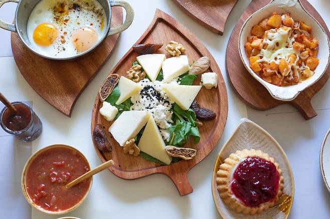 모닝커피전 가볍게 하려다 정담이 길어지고, 이 시간이 소중해 지면서 점점 커진 튀르키예 조식 카흐발트 한상.