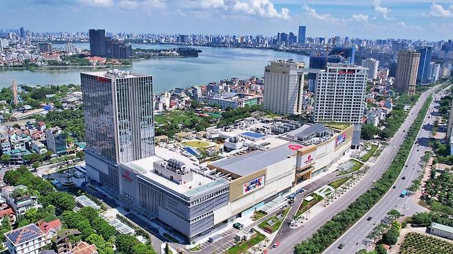 베트남 하노이 소재 ‘롯데몰 웨스트레이크 하노이’ 전경 [롯데지주 제공]