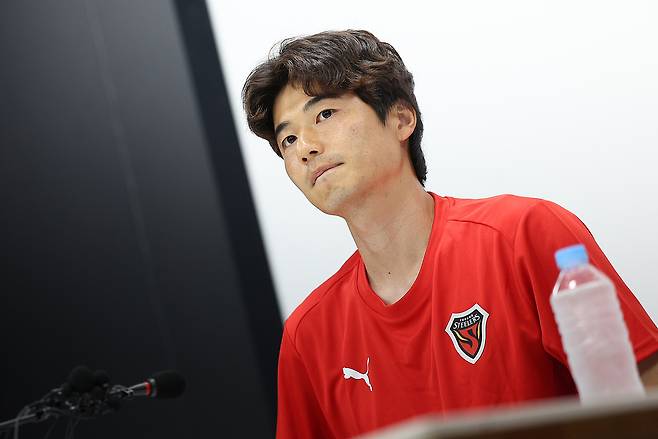 포항 스틸러스에 입단한 기성용이 지난 4일 경북 포항시 포항스틸러스 송라클럽하우스에서 열린 미디어데이 행사에서 입단 소감을 밝히고 있다. [연합]