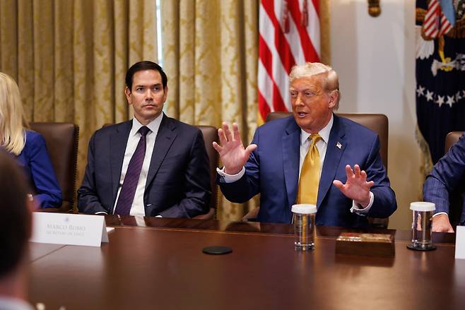 8일(현지시간) 미국 워싱턴DC 백악관 캐비닛룸에서 열린 내각 회의에서 도널드 트럼프 미 대통령이 발언하는 모습을 마르코 루비오 국무장관이 물끄러미 지켜보고 있다. 트럼프 대통령은 이 자리에서 “우리는 의약품, 반도체, 몇몇 다른 것들(에 대한 관세)을 발표할 것이다. 큰 것들”이라고 말했다. 아울러 “미국으로 수입되는 구리에 대한 관세를 발표할 것”이라면서 “관세율은 50%가 될 것”이라고 밝혔다.  [AFP]