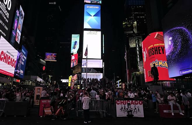 삼성전자의 갤럭시 언팩 초대장 영상이 상영되고 있는 미국 뉴욕 타임스퀘어 전광판  권제인 기자