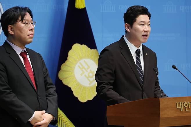 ‘언더73’의 진종오 국민의힘 의원(오른쪽)이 9일 국회에서 당 혁신을 요구하는 기자회견을 하고 있다. [연합]