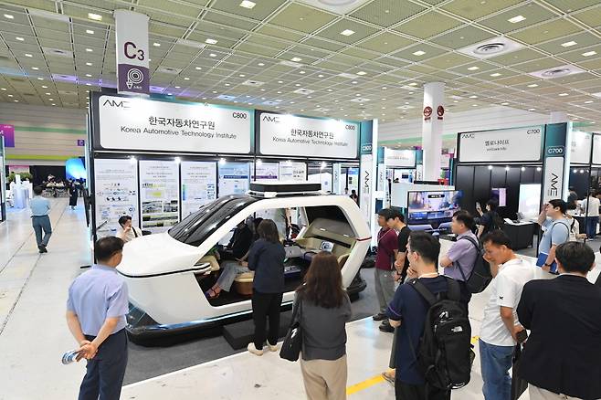9일 코엑스에서 열린 ‘2025 자율주행모빌리티산업전’ 을 찾은 참관객이 자율주행기술을 체험하고 있다. [코엑스 제공]