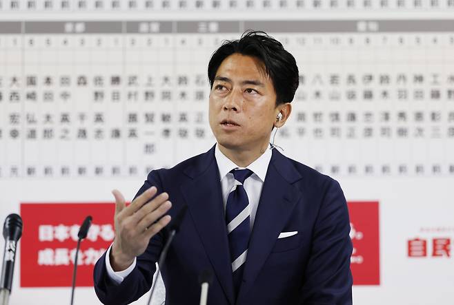 지난해 10월 고이즈미 신지로 전 환경상이 자민당 도쿄 당사에서 취재진들에게 발언하고 있다. [게티이미지]