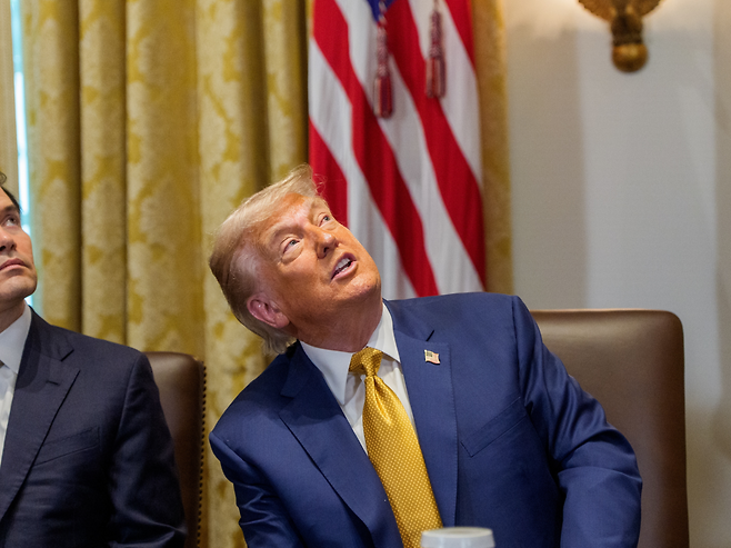 8일(현지시간) 도널드 트럼프 미국 대통령이 백악관 내각 회의 중 천장을 보고 있다. [EPA]