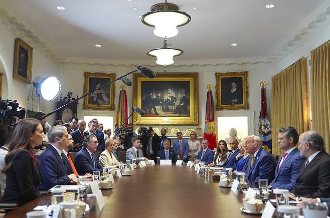 8일(현지시간) 도널드 트럼프 미국 대통령(오른쪽 가운데)이 백악관 내각 회의를 진행하고 있다. [EPA]