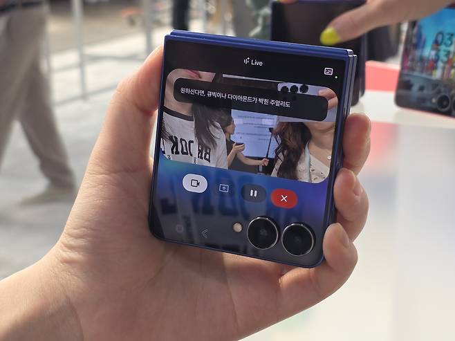 성전자가 9일(현지시간) 공개한 갤럭시 Z 플립7에서 외부 화면으로 제미나이를 사용하는 모습 [권제인 기자/eyre@]