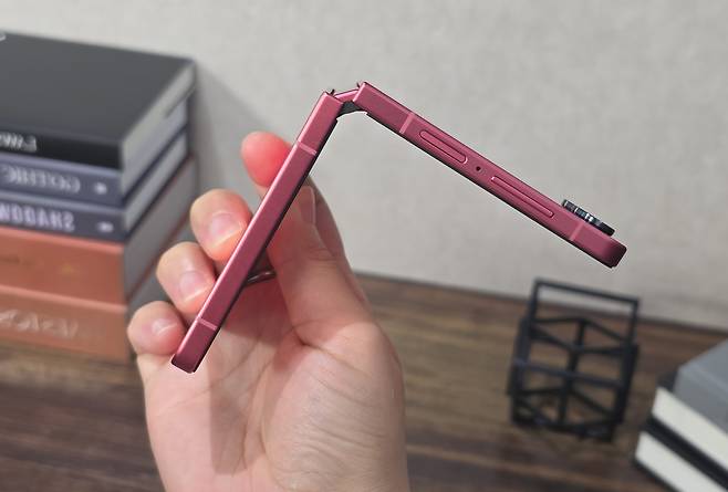 삼성전자가 9일(현지시간) 미국 뉴욕 브루클린에서 열린 ‘갤럭시 언팩 2025’ 행사에서 공개한 갤럭시 Z 플립7. [권제인 기자/eyre@]