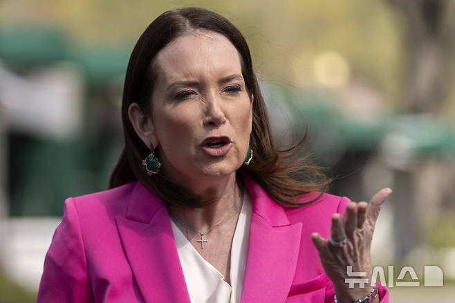 [워싱턴=AP/뉴시스] 브룩 롤린스 미국 농무장관이 8일(현지 시간) 중국을 비롯한 '적대적 외국 세력'의 미국 내 농지 매입을 전면 금지하겠다고 밝혔다. 브룩 롤린스 미국 농무장관이 지난 3월 26일(현지 시간) 미국 워싱턴DC 백악관에서 기자회견 하고 있다. 2025.04.09.