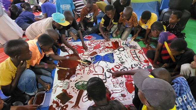 [사진=박현주미술전문기자] CDP에서 열린 한국화가들이 함께한 미술수업. 한국에서 가져온 물감과 붓 크레파스, 도화지, 캔버스에 색칠하며 마음껏 표현하는 시간을 가졌다. *재판매 및 DB 금지
