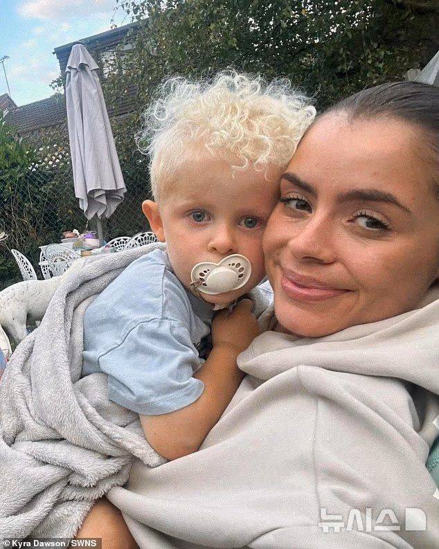 [뉴시스] 아들을 위해 술과 폭식을 끊고 57kg을 감량한 영국 엄마의 변화가 화제가 됐다. (사진=데일리 메일) 2025.07.05