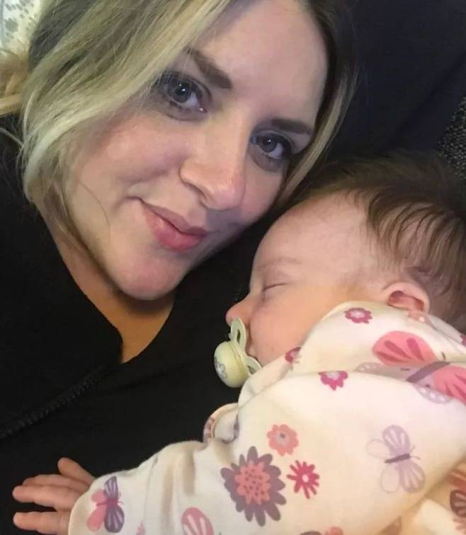 [서울=뉴시스] 커스티 우드하우스와 자녀의 모습. (사진 = 우드하우스 인스타그램 캡처) 2025.07.08. *재판매 및 DB 금지