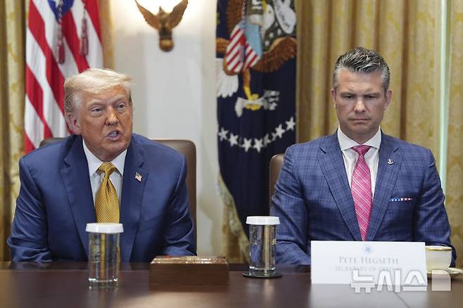 [워싱턴=AP/뉴시스]도널드 트럼프 미국 대통령이 8일(현지 시간) 백악관에서 열린 내각회의에서 발언하고 있다. 피트 헤그세스 국방장관이 트럼프 대통령 발언을 경청 중이다. 2025.07.09.