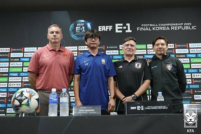 [용인=뉴시스]동아시안컵 앞둔 여자 축구대표팀 감독들. (사진=대한축구협회 제공)