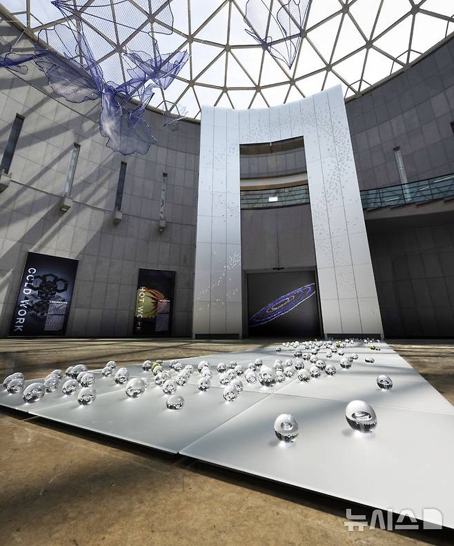 [김해=뉴시스]김해서 만나는 유리 예술의 세계 전시회. 이재경 작품. (사진=클레이아크김해미술관 제공). 2025.07.09. photo@newsis.com