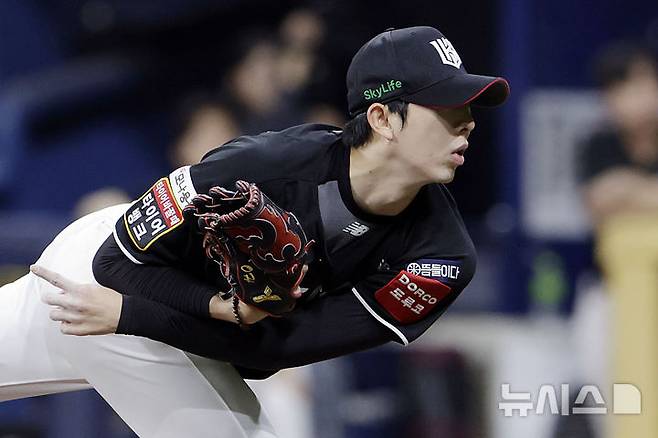 [서울=뉴시스] 최동준 기자 = 5월23일 서울 구로구 고척스카이돔에서 열린 2025 KBO리그 kt 위즈와 키움 히어로즈의 경기, kt 선발 오원석이 역투하고 있다. 2025.05.23. photocdj@newsis.com