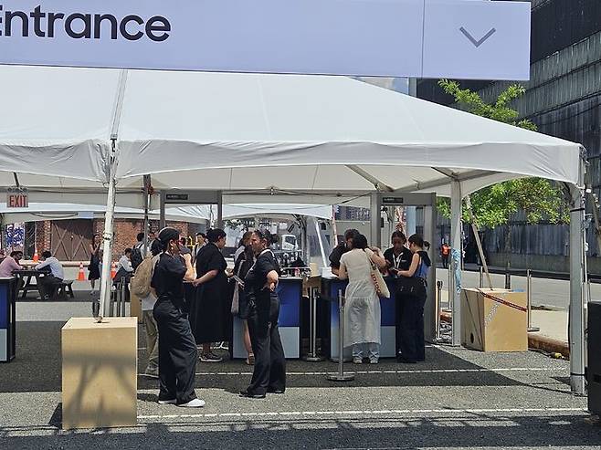 [뉴욕=뉴시스] 박은비 기자 = 미국 뉴욕 브루클린에 위치한 듀갈 그린하우스(Duggal Greenhouse) 앞 부스. 갤럭시 언팩 행사를 하루 앞둔 8일(현지 시간) 막바지 준비에 분주했다. 2025.07.08. silerline@newsis.com *재판매 및 DB 금지