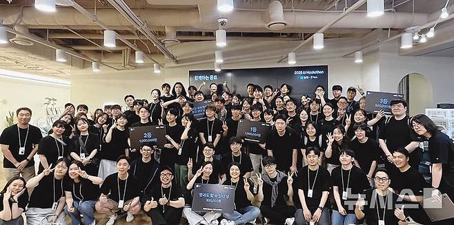 [서울=뉴시스] 오늘의집 구성원들이 해커톤을 종료하고 기념사진을 촬영하고 있다. (사진= 오늘의집 제공)