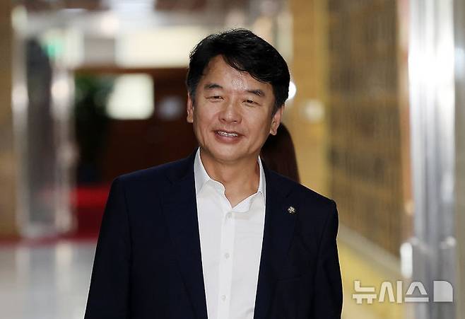 [서울=뉴시스] 김명년 기자 = 문진석 더불어민주당 원내수석부대표가 지난달 19일 오후 서울 여의도 국회에서 원 구성 협상 등을 위한 여야 원내수석 회동을 위해 운영위원회 소회의실로 향하고 있다. 2025.06.19. kmn@newsis.com