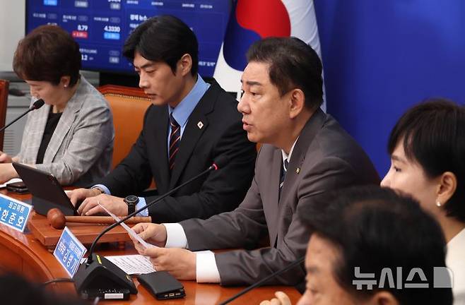 [서울=뉴시스] 조성봉 기자 = 김병기 더불어민주당 당대표 직무대행 겸 원내대표가 지난 7일 오전 서울 여의도 국회에서 열린 최고위원회의에서 발언하고 있다. 2025.07.07. suncho21@newsis.com