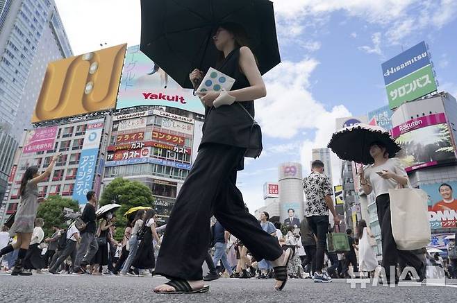 [도쿄=AP/뉴시스]미국과 관세 협상을 벌이는 일본이 실제 관세가 발효될 경우 자동차 분야에서만 큰 타격을 받는게 아니라는 지적이 제기됐다. 항공기 부품, 건설기기 등의 전체 수출 중 미국의 비중이 50%가 넘는 산업도 큰 타격을 받는다고 니혼게이자이신문(닛케이)이 9일 보도했다. 사진은 지난해 8월 28일 일본 도쿄 시부야의 한 횡단보도에서 시민들이 걸어가고 있는 모습. 2025.07.09.