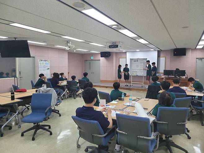 통계청 중학생 통계 아카데미에 참여한 학생들이 분임활동을 통해 통계 포스터를 작성하고 그 결과를 발표하고 있다.(사진 : 통계청 제공) 2025.7.9. *재판매 및 DB 금지