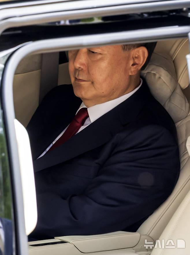 [서울=뉴시스] 김선웅 기자 = 윤석열 전 대통령이 9일 서울 서초구 서울중앙지법에서 열린 직권남용 등 혐의 영장실질심사(구속 전 피의자 심문)에 출석하기 위해 법원에 도착해 하차를 기다리고 있다. 12·3 비상계엄 사태의 '정점'으로 조은석 특별검사가 이끄는 내란 특검팀에 구속영장이 청구된 윤 전 대통령은 지난 1월 18일 내란우두머리 등 혐의 영장실질심사를 받은 지 172일 만에 재구속 기로에 서게 됐다. 2025.07.09. mangusta@newsis.com