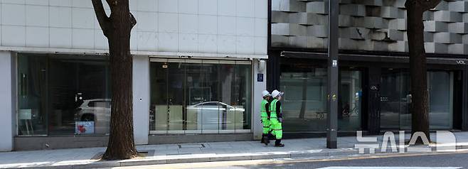 [서울=뉴시스] 박주성 기자 = 지난달 19일 강남구 신사동 가로수길에 상가들이 비어 있는 모습. 2025.07.09. park7691@newsis.com