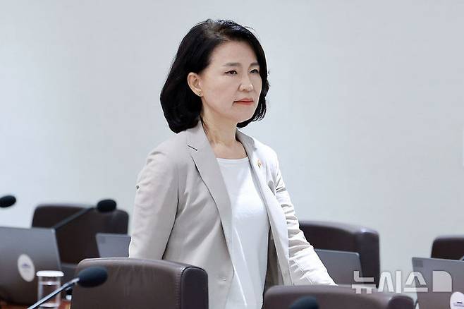 [서울=뉴시스] 고범준 기자 = 이진숙 방송통신위원장이 8일 서울 용산 대통령실 청사에서 열린 국무회의에 참석하고 있다. 2025.07.08. bjko@newsis.com