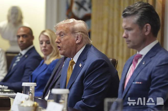 [워싱턴=AP/뉴시스] 도널드 트럼프 미국 대통령이 8일(현지 시간) 백악관에서 주재한 내각회의에서 발언하고 있다. 2025.07.09