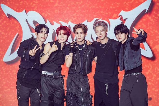 [서울=뉴시스] 그룹 '나우즈'(NOWZ)가  9일 오후 서울 광진구에서 열린 첫 번째 미니앨범 '이그니션'(IGNITION) 발매 기념 쇼케이스에서 포즈를 취하고 있다. (사진=큐브엔터테인먼트 제공) 2025.07.09 photo@newsis.com *재판매 및 DB 금지