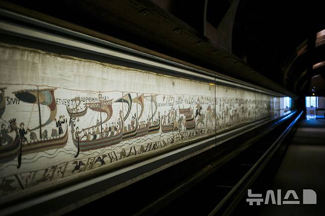 [AP/뉴시스] 70m 길이의 색실 자수공예품 바이외 태피스트리. 11세기 노르만족의 잉글랜드 정복 직후 영국서 제작되어 프랑스로 건너간 것으로 알려져있다.